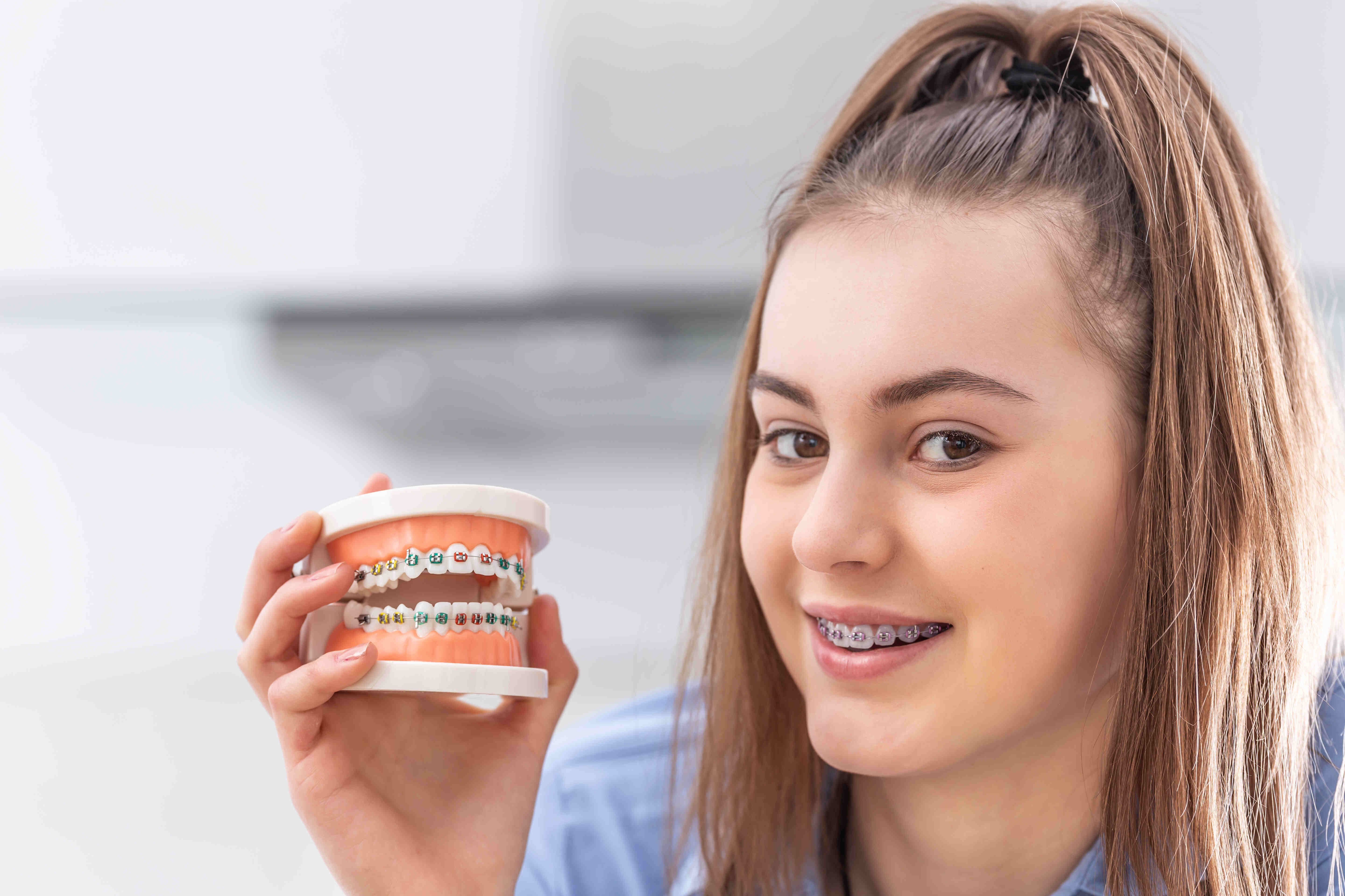 model-dental-braces-hand-young-g.jpg